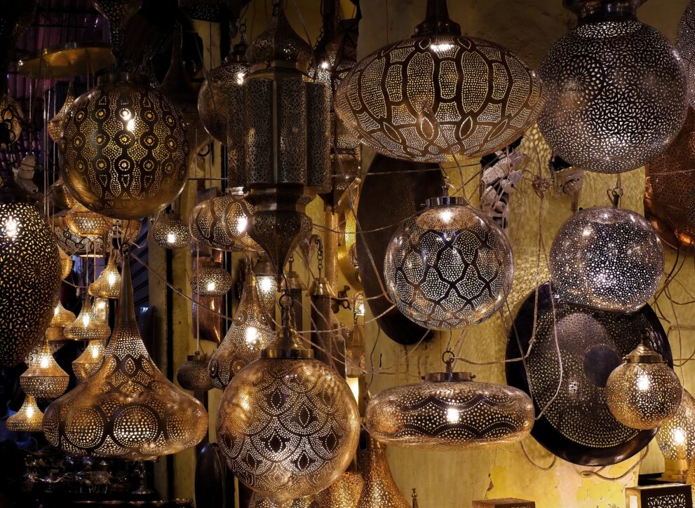Leuchtende Metalllaternen im Souk Haddadine, dem Viertel der Schmiede in der Medina von Marrakesch