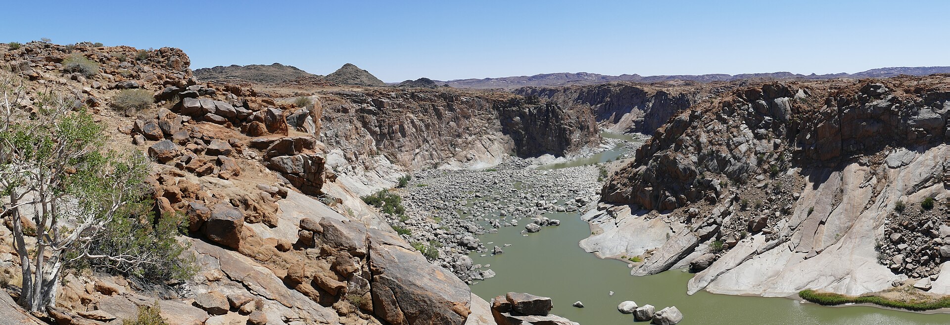 Panorama vom Aussichtspunkt Ararat: links rötliche Felsen und ein Baum, in der Mitte die tiefe Schlucht mit grünem Fluss und Geröll, rechts helle, glatte Granitwände.