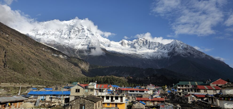 Das Dorf Samagaon auf rund 3.500 Metern vor verschneiten Gipfeln der Manaslu-Region