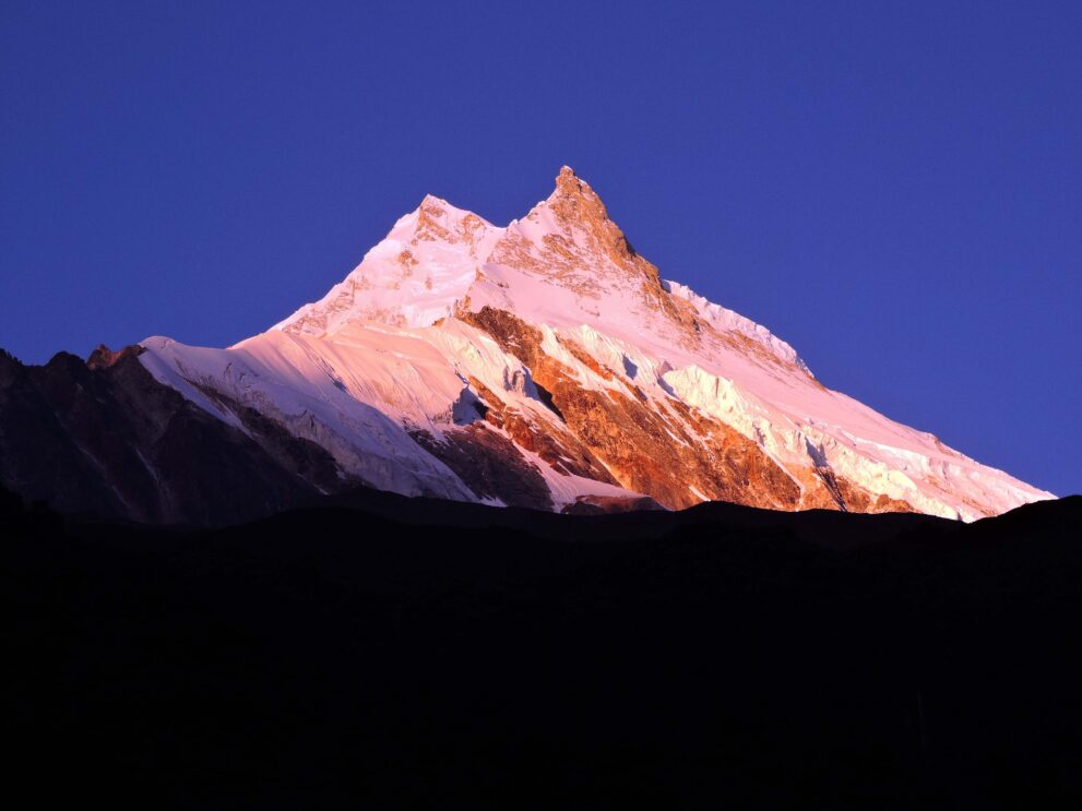 Der Manaslu im ersten Morgenlicht, gesehen von Samagaon auf der Manaslu-Runde in Nepal