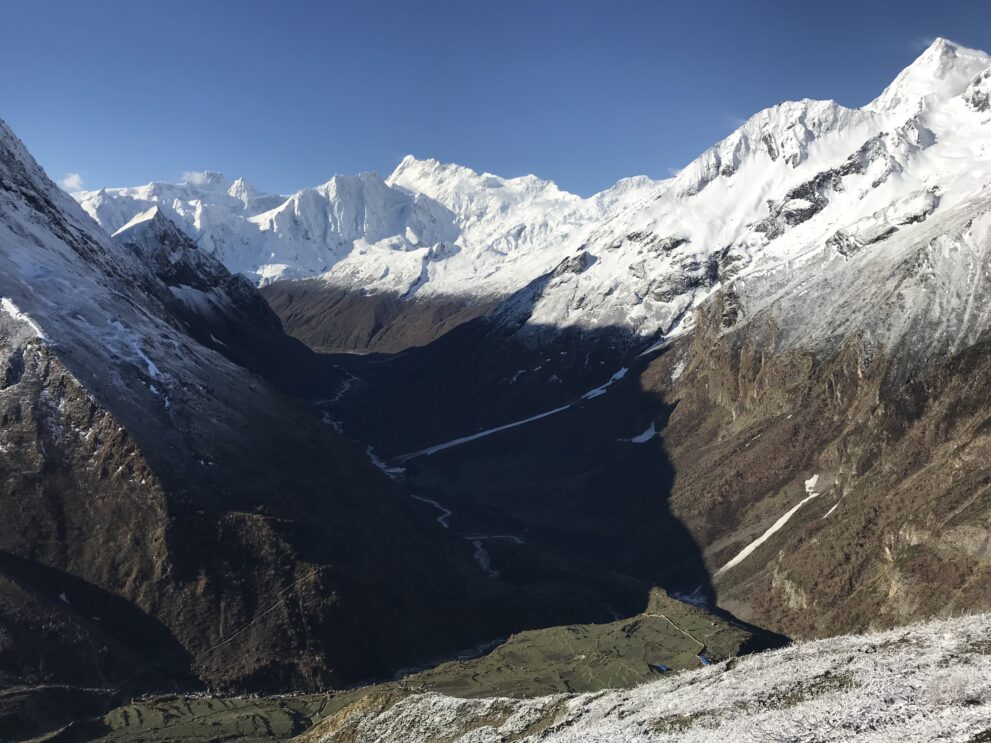 Blick von Samdo ins obere Budhi-Gandaki-Tal, oben rechts der Gipfel des Manaslu