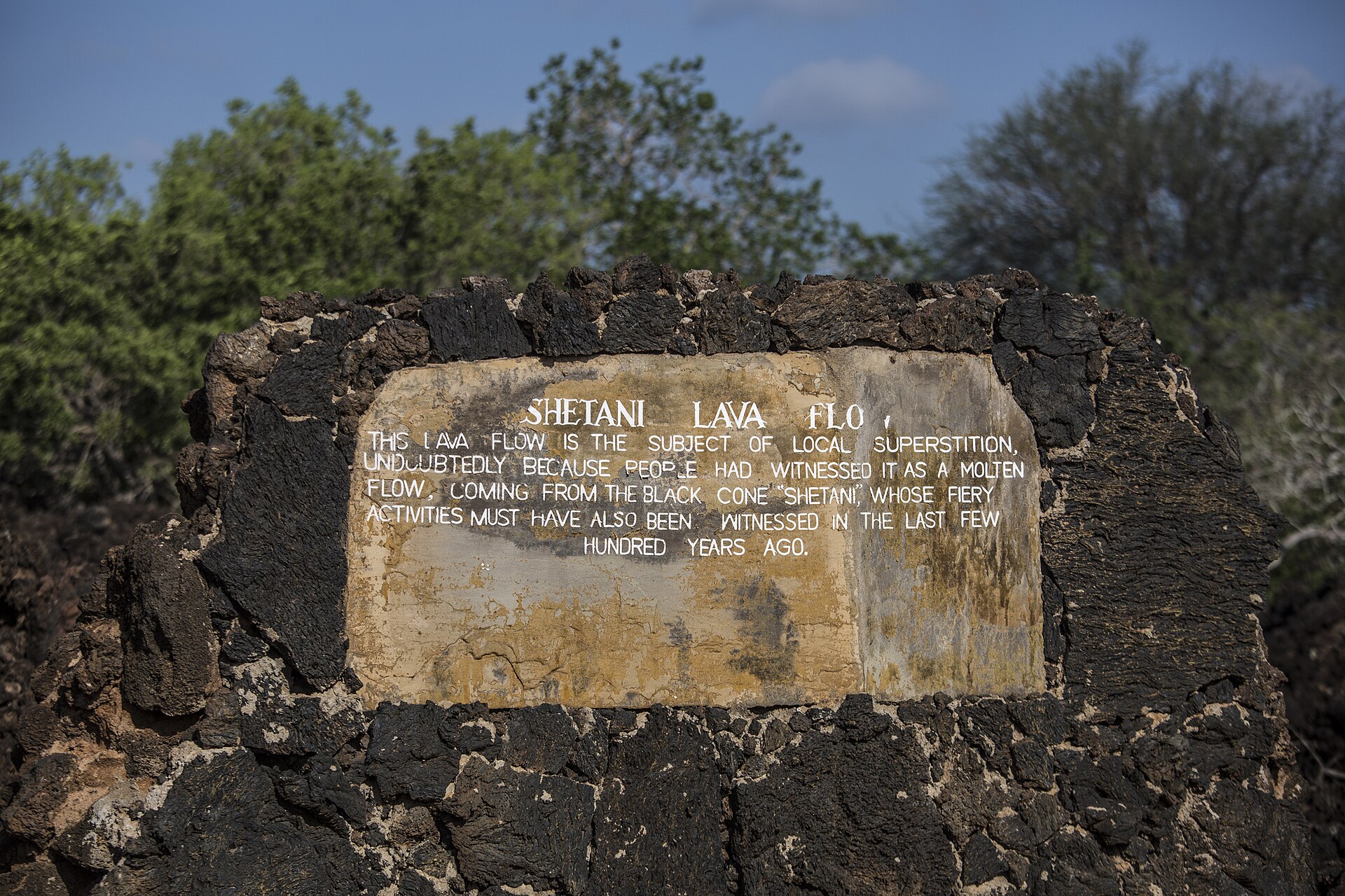 Tafel aus Lavasteinen mit der Aufschrift Shetani Lava Flow und einem Text zur Legende