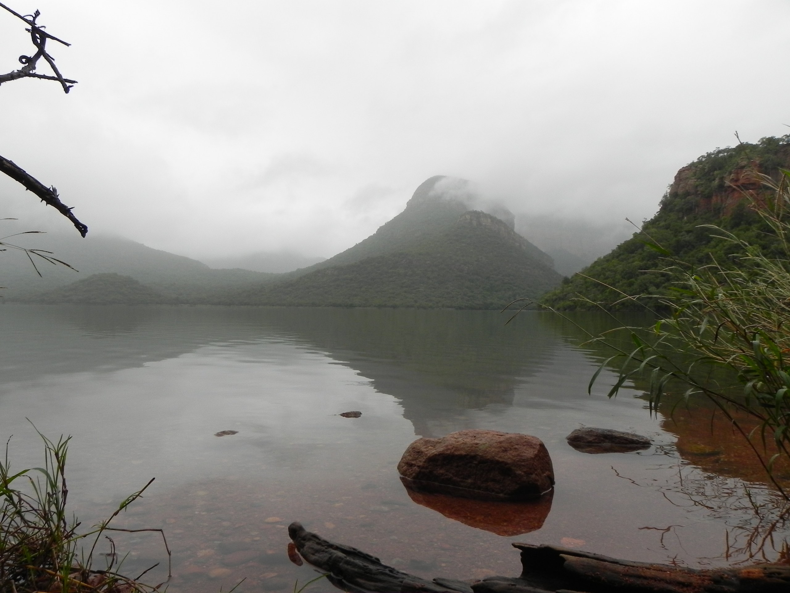 Tief hängende Wolken verdecken die Berge über dem Blyde-Stausee