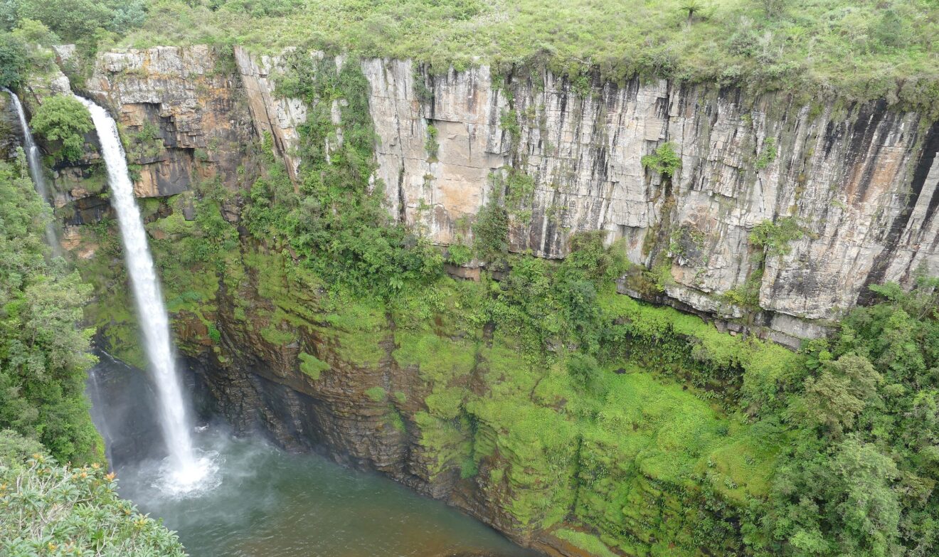 Die Mac-Mac-Fälle stürzen in eine dicht bewachsene Schlucht bei Sabie